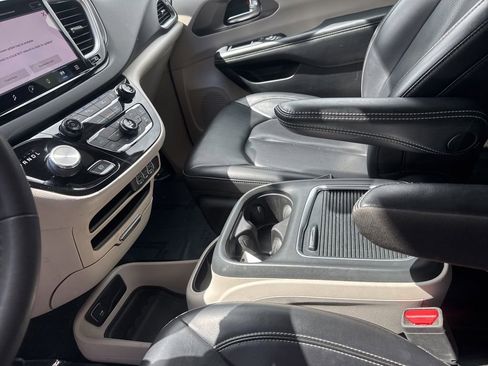 Used 2023 Chrysler Pacifica Touring-L FWD image 15