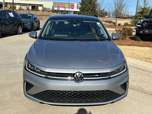 Used 2025 Volkswagen Jetta SE image 3