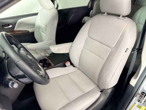 Used 2017 Toyota Sienna Limited Premium image 19
