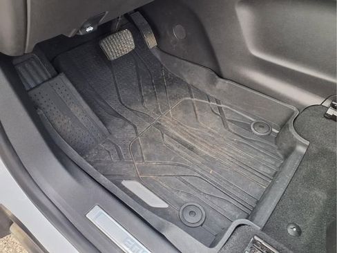 Used 2023 Chevrolet Equinox Premier image 23