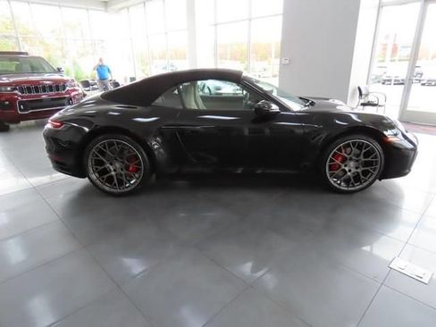 Used 2022 Porsche 911 Carrera 4 AWD/4WD image 3