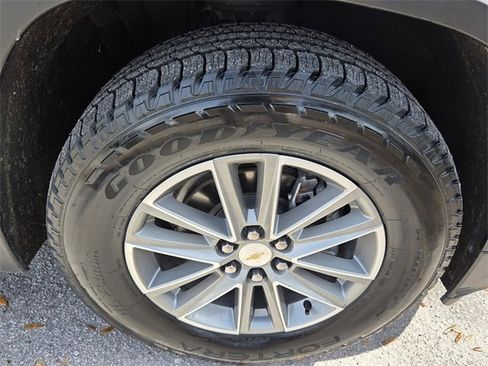Used 2023 Chevrolet Traverse LT image 9