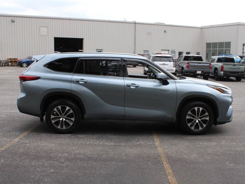 Used 2021 Toyota Highlander XLE AWD/4WD image 4