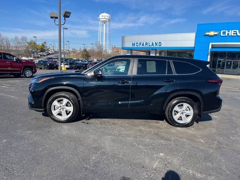 Used 2024 Toyota Highlander LE image 2
