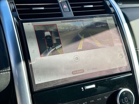 Used 2023 Land Rover Discovery Metropolitan Edition image 15