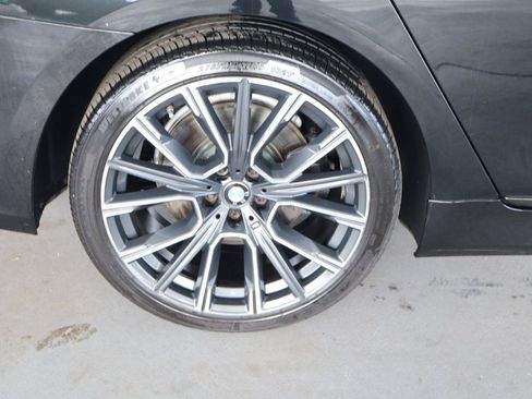 Used 2020 BMW 740i w/ Luxury Rear Seating Package RWD image 5