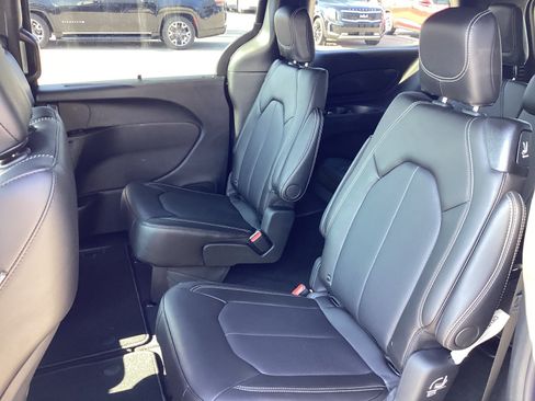 New 2027 Chrysler Pacifica Select FWD image 13