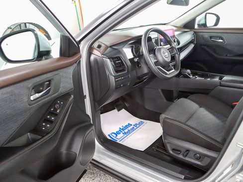 Used 2023 Nissan Rogue SV FWD image 3