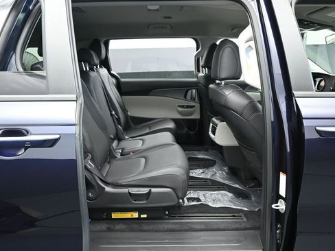 Used 2024 Kia Carnival LX FWD image 36