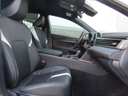 Used 2025 Toyota Camry SE image 19