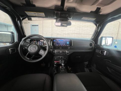Used 2025 Jeep Wrangler Rubicon image 33