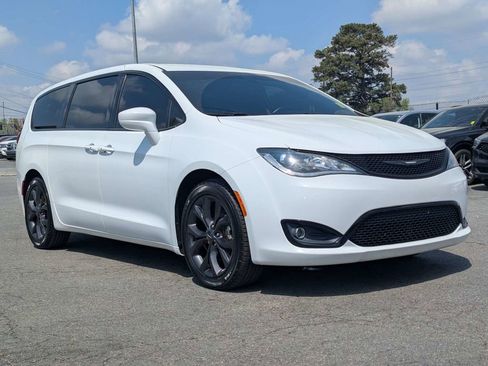 Used 2018 Chrysler Pacifica Touring Plus w/ S Appearance Package image 3