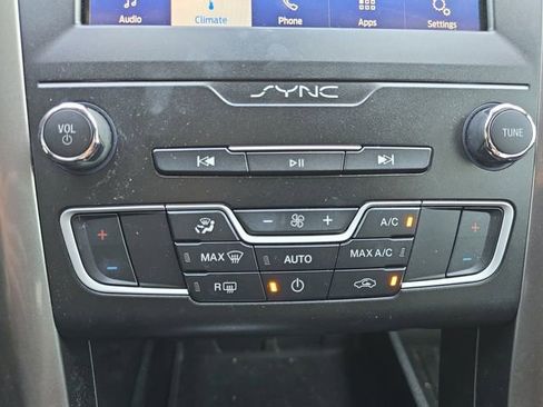 Used 2019 Ford Fusion SE image 4