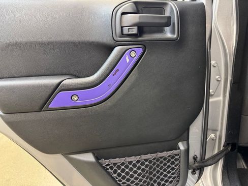 Used 2018 Jeep Wrangler Unlimited Sahara AWD/4WD image 9