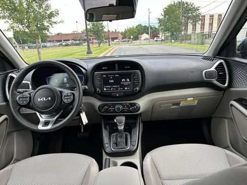 Certified 2025 Kia Soul LX w/ LX Technology Package FWD image 3