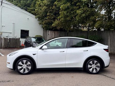 Used 2024 Tesla Model Y Long Range AWD/4WD image 3