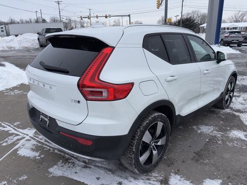 Used 2021 Volvo XC40 T5 Momentum w/ Premium Package image 6