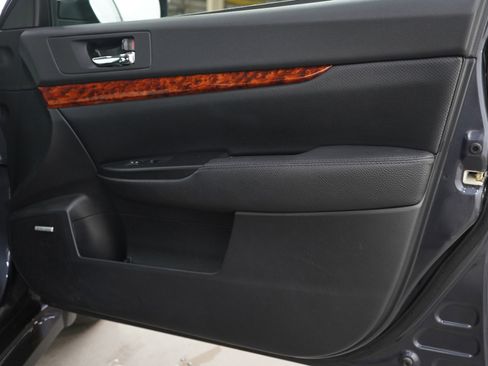 Used 2011 Subaru Legacy 2.5i Limited AWD/4WD image 9