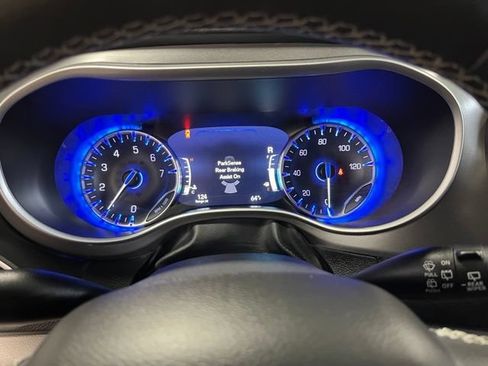 Used 2024 Chrysler Pacifica Touring-L FWD image 23