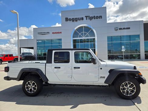 Used 2025 Jeep Gladiator Sport AWD/4WD image 2