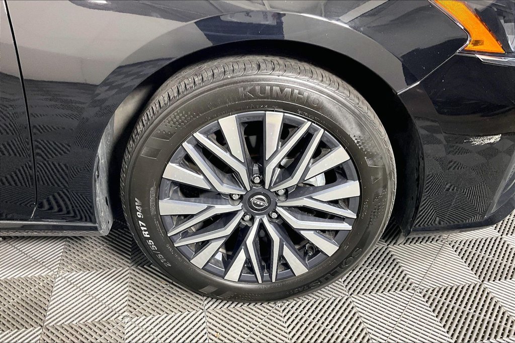 Used 2025 Nissan Altima 2.5 SV FWD image 10