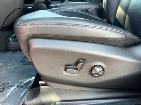 Used 2025 Chrysler Pacifica Select image 11