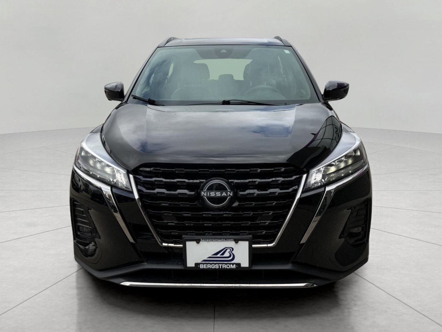 Used 2023 Nissan Kicks SR w/ SR Premium Package FWD image 4