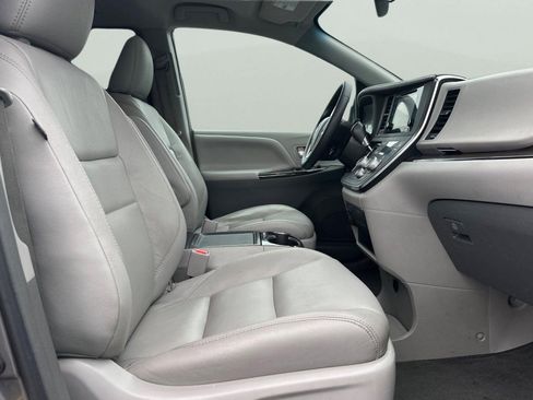 Used 2017 Toyota Sienna XLE w/ XLE Navigation Package image 18