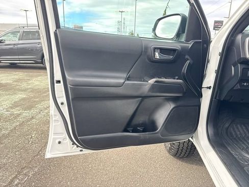 Used 2021 Toyota Tacoma TRD Off-Road w/ Technology Package AWD/4WD image 15