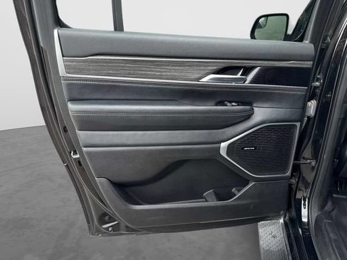 Used 2024 Jeep Wagoneer L Series II w/ Flexible Seating Group RWD image 14