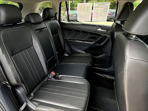 Used 2022 Volkswagen Tiguan SE w/ Panoramic Sunroof Package AWD/4WD image 29