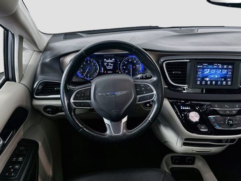 Used 2019 Chrysler Pacifica Touring-L FWD image 18