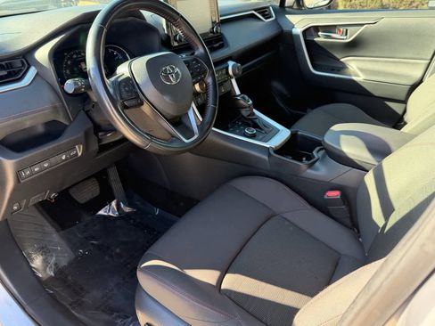 Used 2022 Toyota RAV4 SE image 2