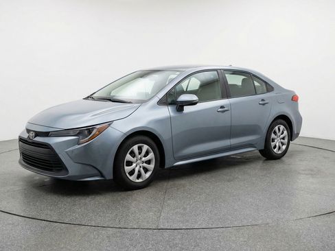 Used 2025 Toyota Corolla LE image 3