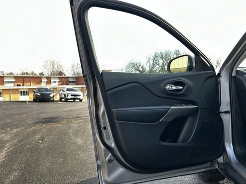 Used 2019 Jeep Cherokee Latitude w/ Cold Weather Group image 22