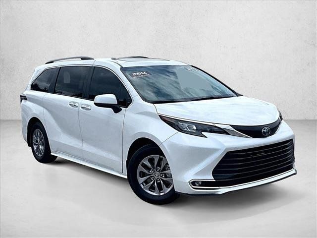 Used 2024 Toyota Sienna XLE w/ XLE Plus Package FWD image 12