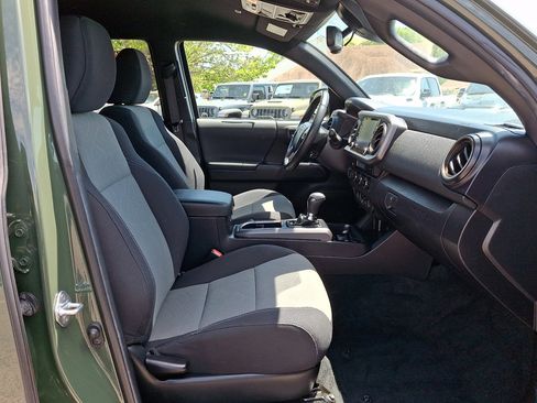 Used 2022 Toyota Tacoma TRD Off-Road AWD/4WD image 13