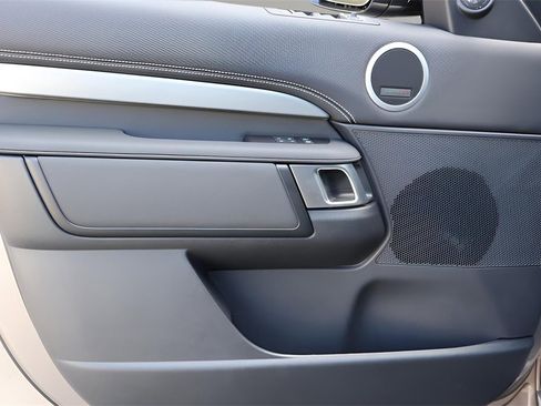 Used 2025 Land Rover Discovery Dynamic SE image 10