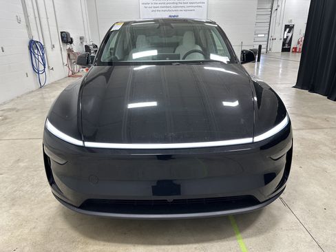 Used 2026 Tesla Model Y 2WD image 3