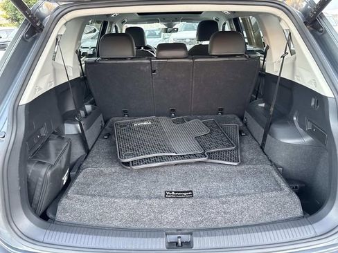 Used 2023 Volkswagen Tiguan SE w/ Panoramic Sunroof Package image 5