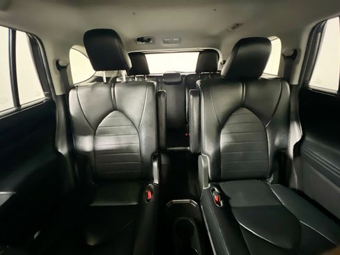 Used 2021 Toyota Highlander XLE FWD image 33