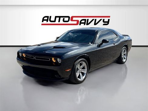 Used 2019 Dodge Challenger SXT image 3