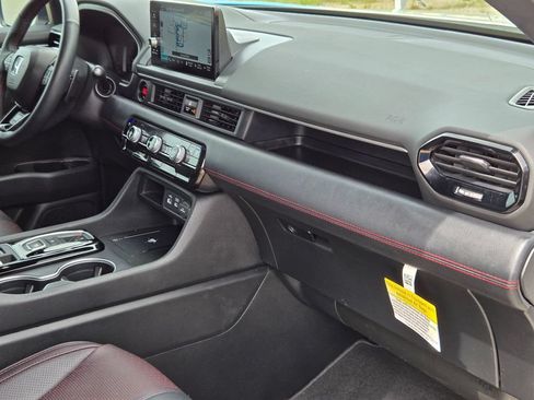 Used 2025 Honda Pilot Black Edition image 29