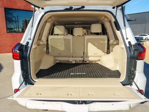 Used 2021 Lexus LX 570 4WD w/ Luxury Package image 28