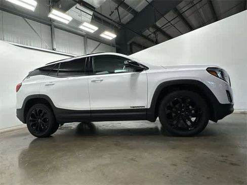 Used 2021 GMC Terrain SLE w/ Driver Convenience Package image 3