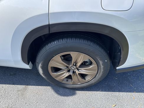 Used 2023 Toyota Highlander Bronze Edition image 12