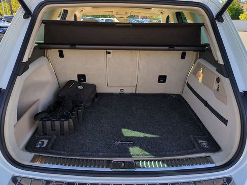 Used 2016 Volkswagen Touareg Sport image 29