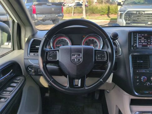 Used 2017 Dodge Grand Caravan SXT image 16