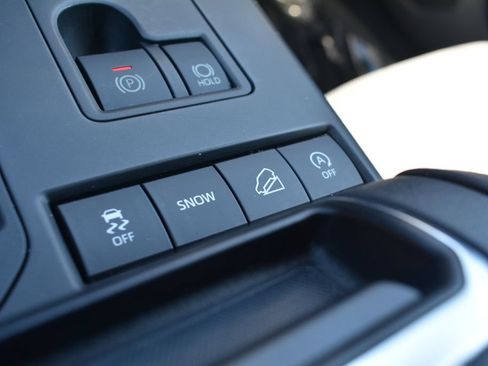 Used 2021 Toyota Highlander LE AWD/4WD image 17