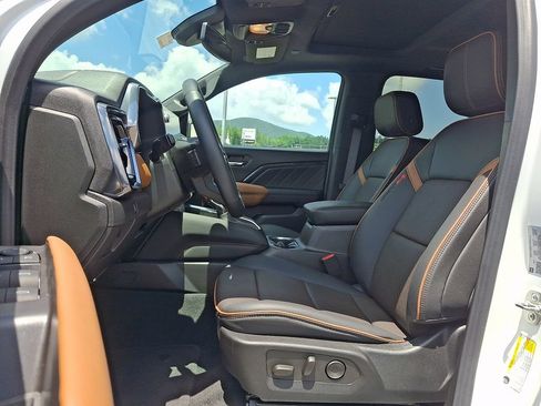 Used 2024 GMC Canyon AT4 w/ AT4 Premium Package AWD/4WD image 13